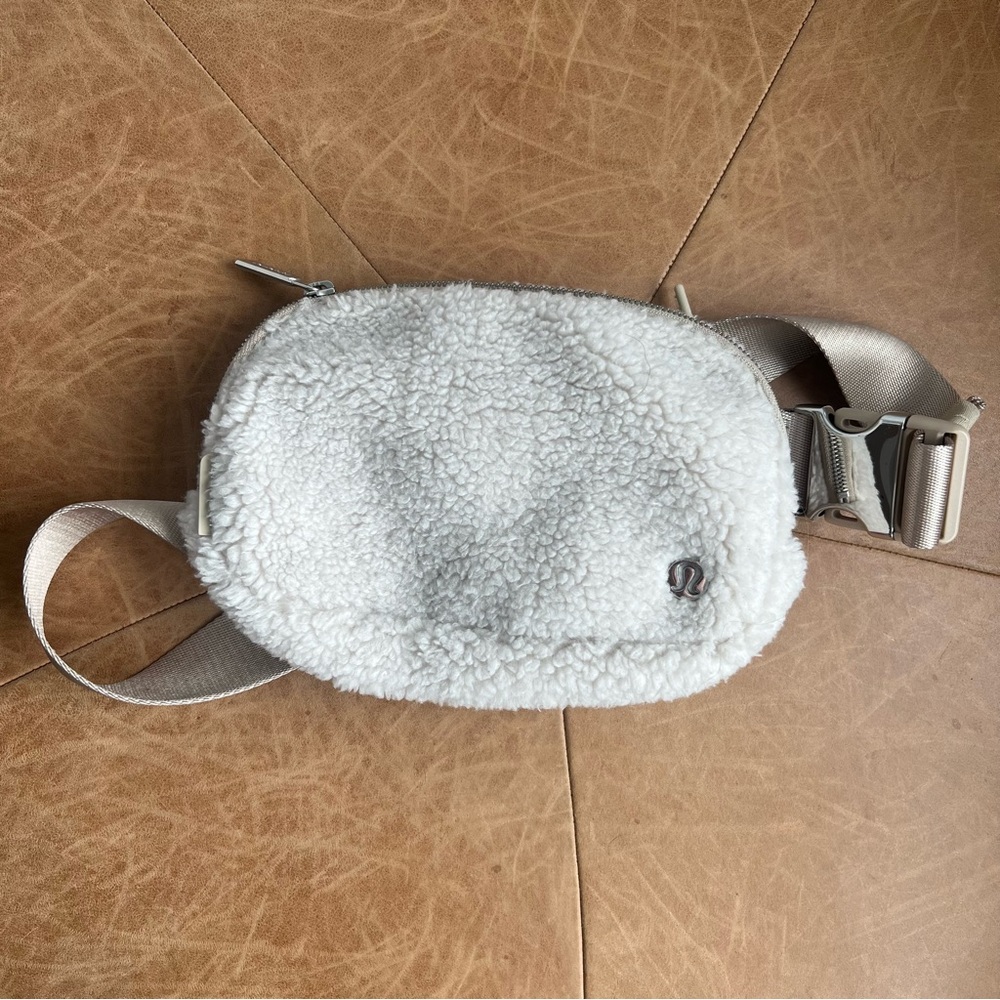 Great Condition 2022 Everywhere Fleece Belt Bag in Natural Ivory/Trench